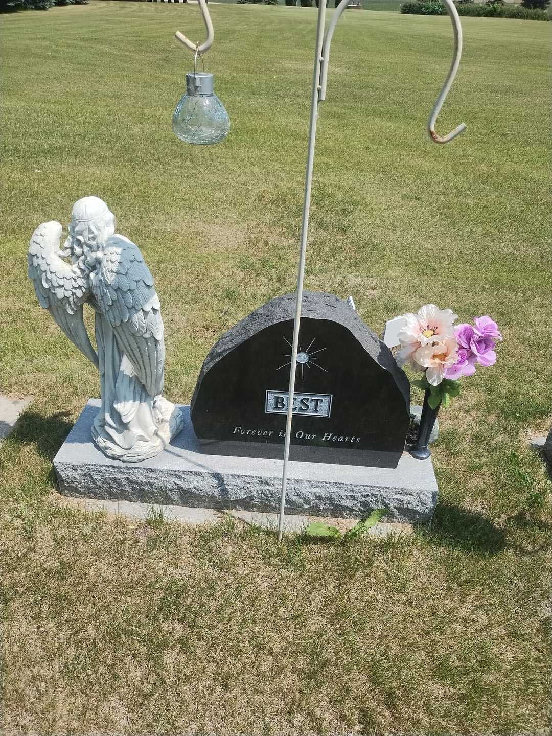 Winnie Marguerite Ellsworth Best's grave. Photo 2