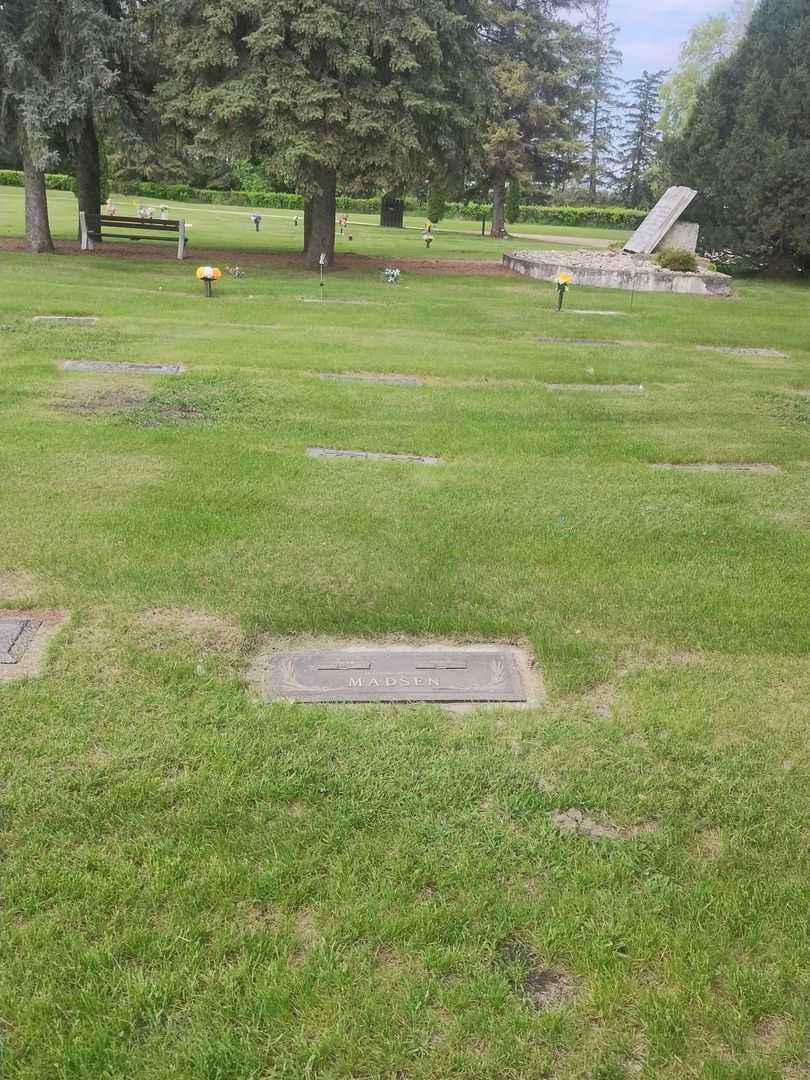 Oscar Madsen's grave. Photo 2