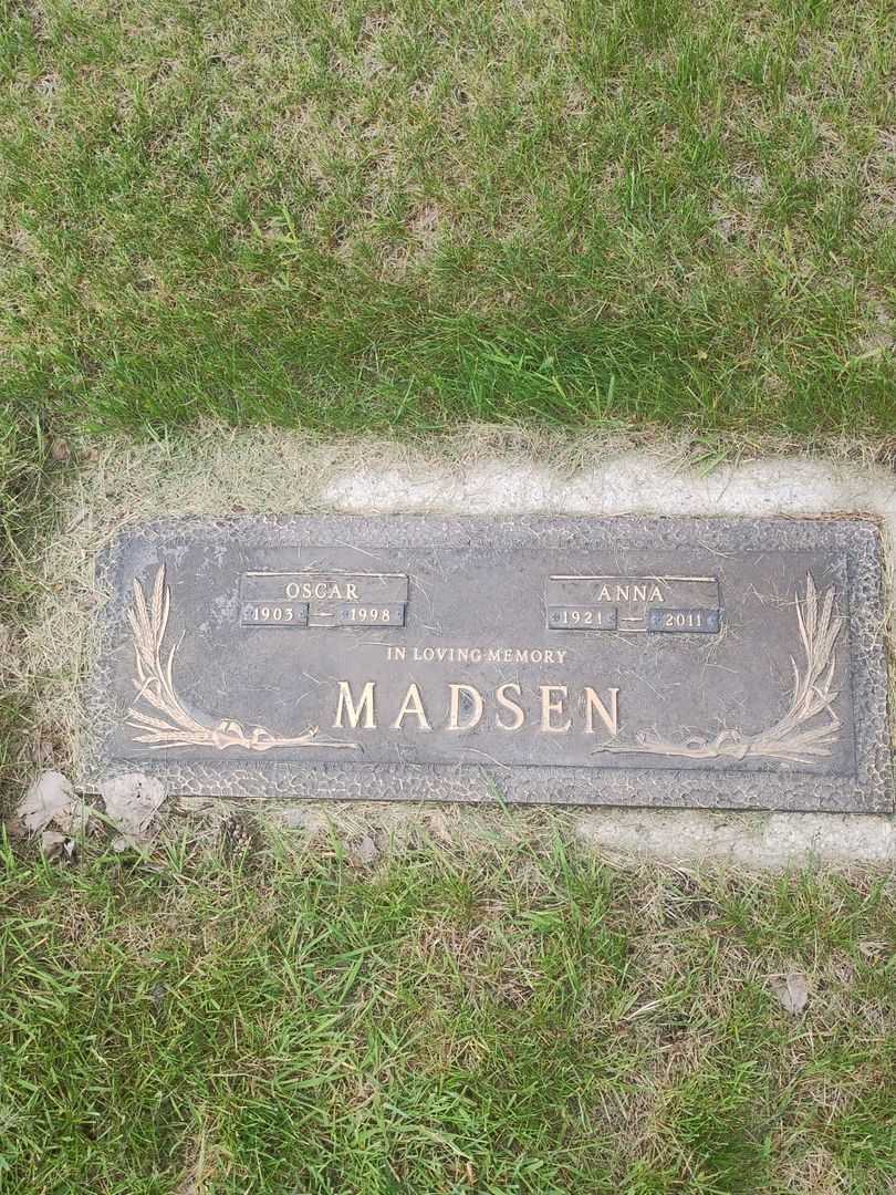 Oscar Madsen's grave. Photo 1