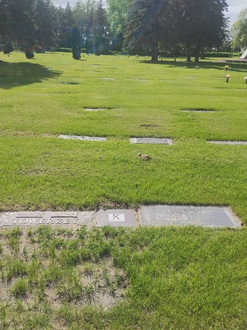 Kathleen "Kay" Dallman's grave. Photo 3