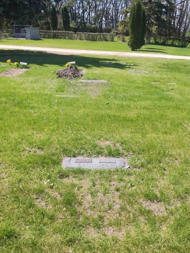 Mary Saunders's grave. Photo 2