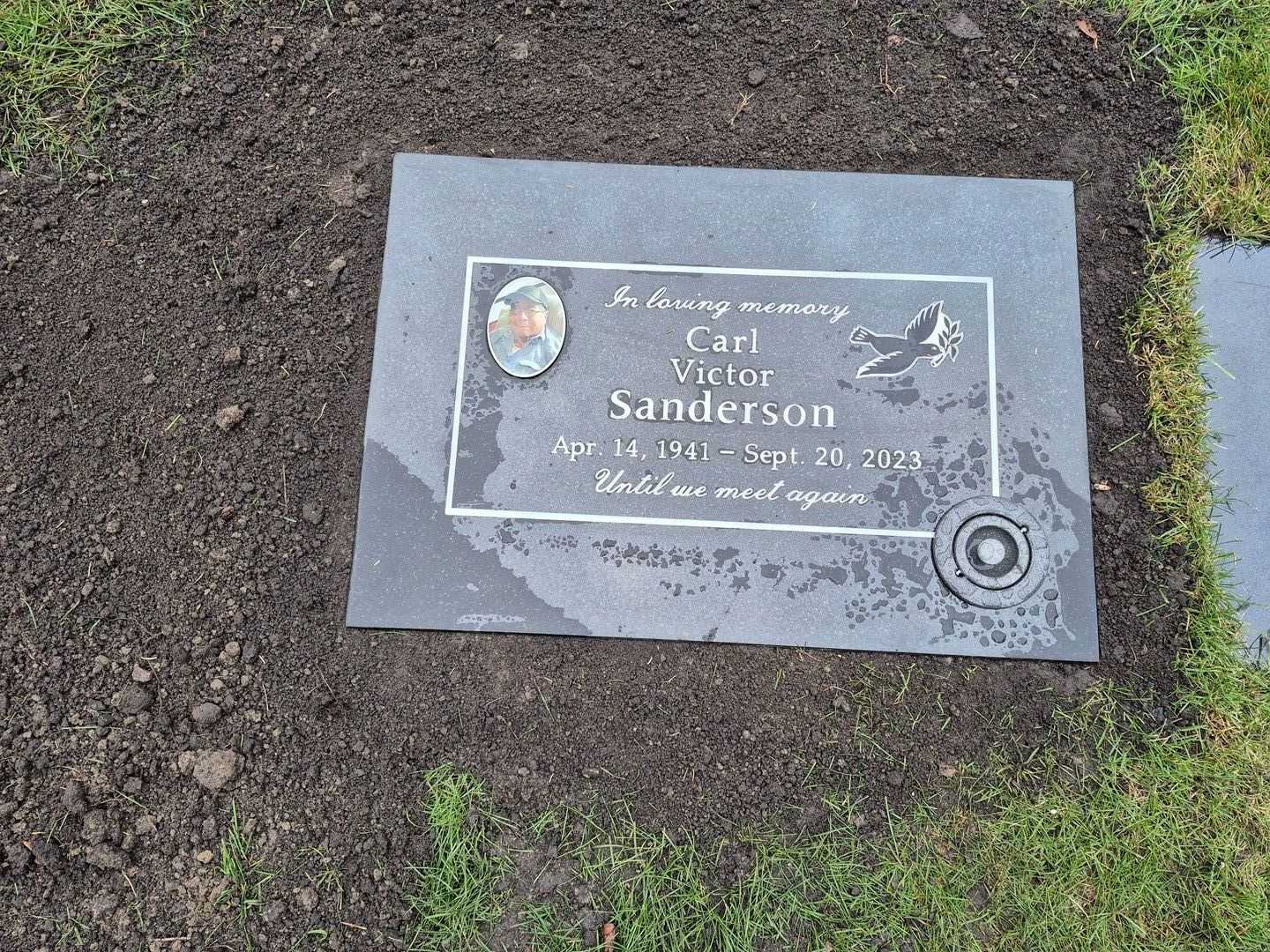 Carl Sanderson's grave. Photo 1