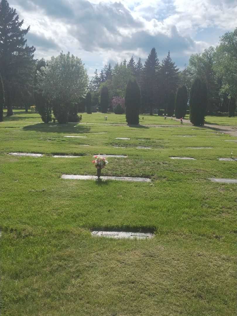 Helen Ruth James's grave. Photo 2