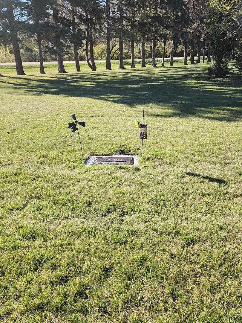Cecile Maloney's grave. Photo 2