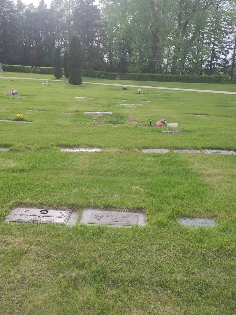 Dorothy Salzsauler's grave. Photo 3