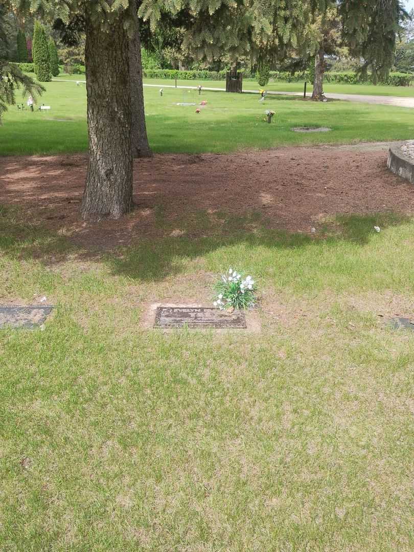 Evelyn Pearl Yee's grave. Photo 2