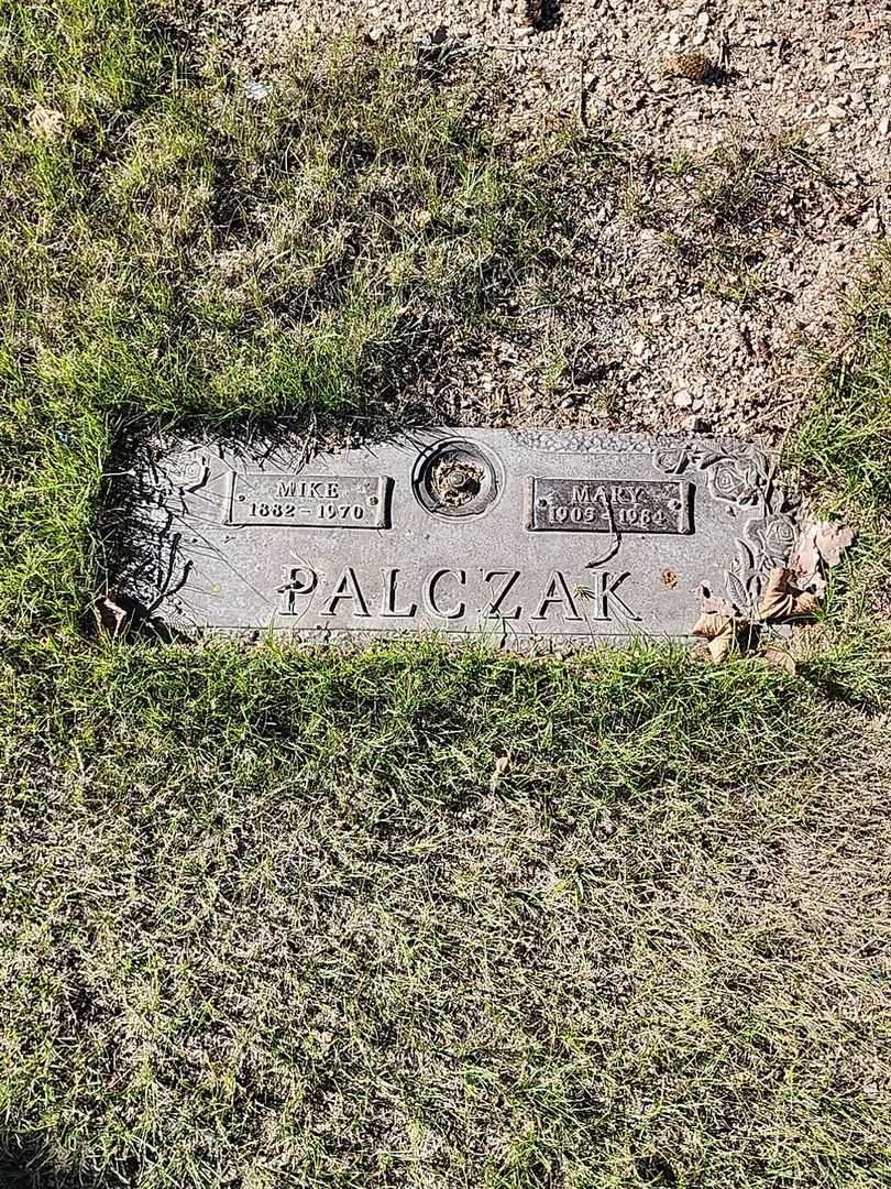 Mike Palczak's grave. Photo 1