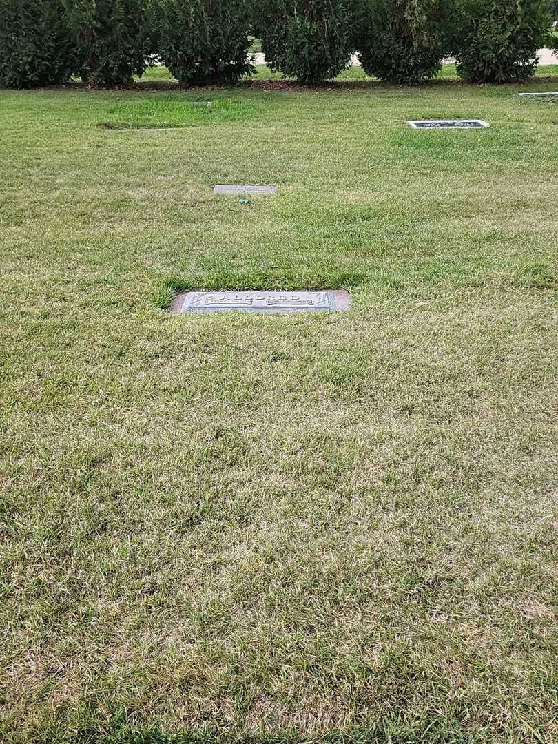 Arthur Henry Alldred's grave. Photo 2