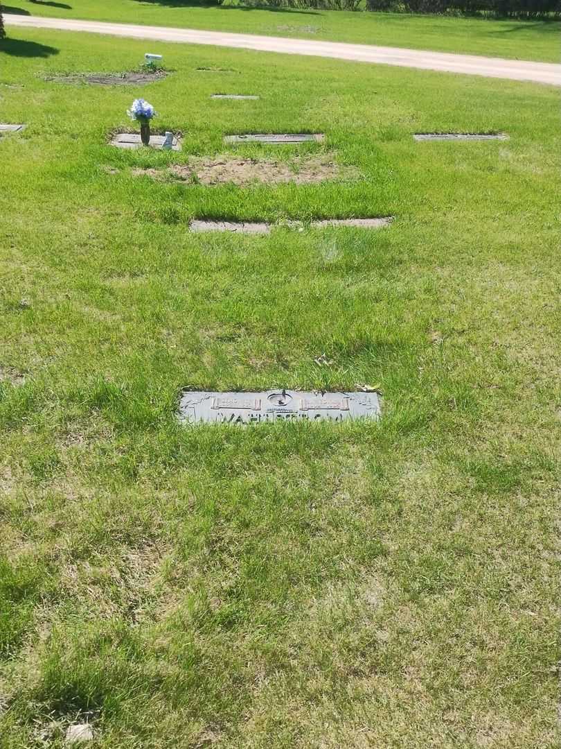 Simon R. Wahlstrom's grave. Photo 2