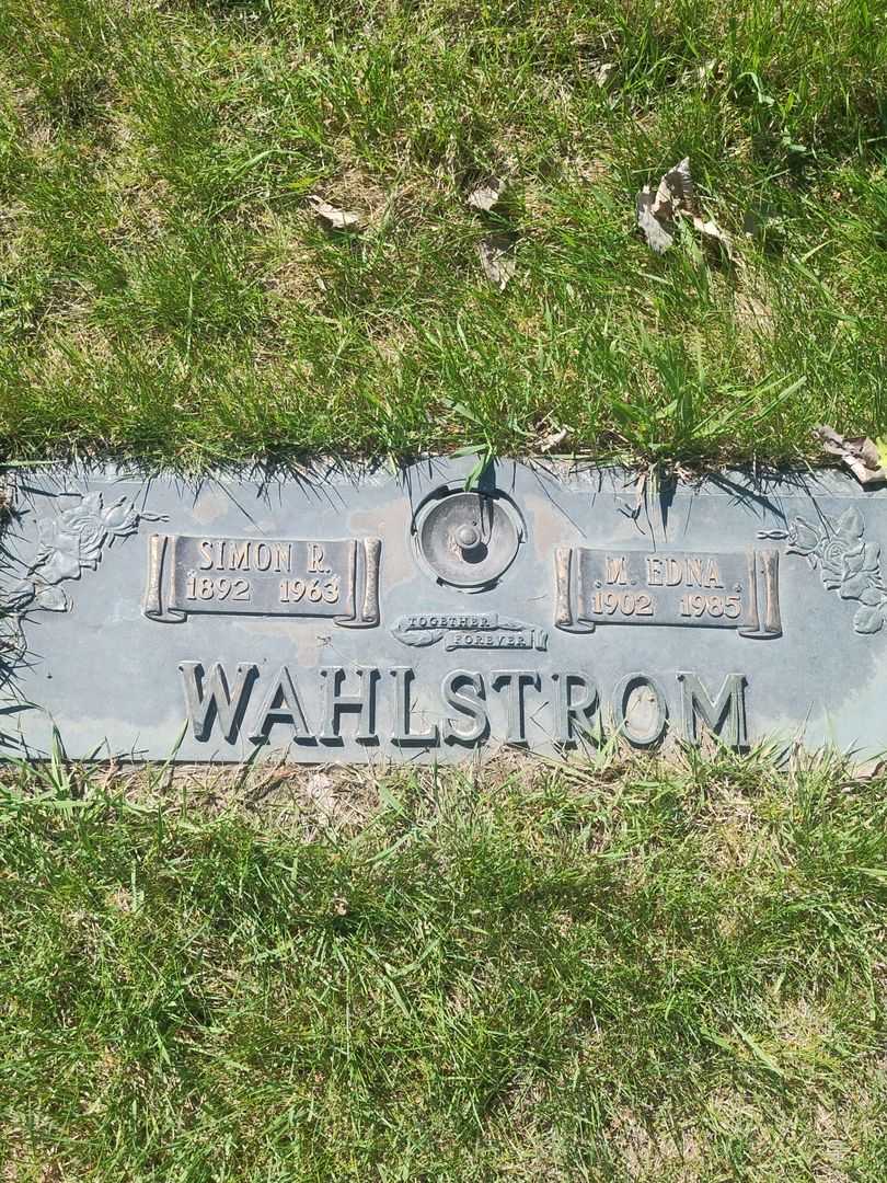 Simon R. Wahlstrom's grave. Photo 1