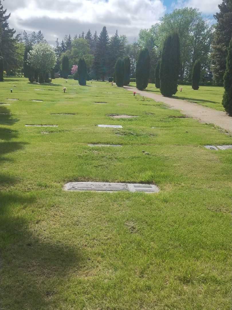 Glenn Brydon James's grave. Photo 4