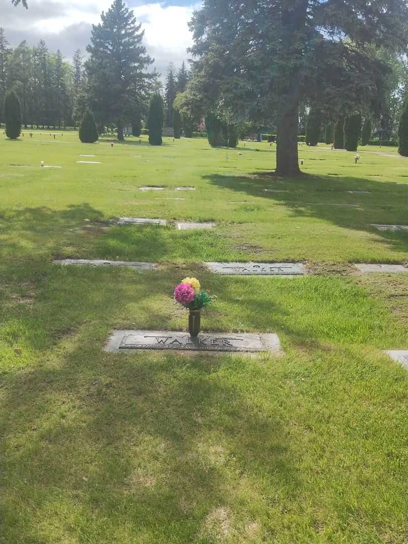 Shirley A. Walker's grave. Photo 2