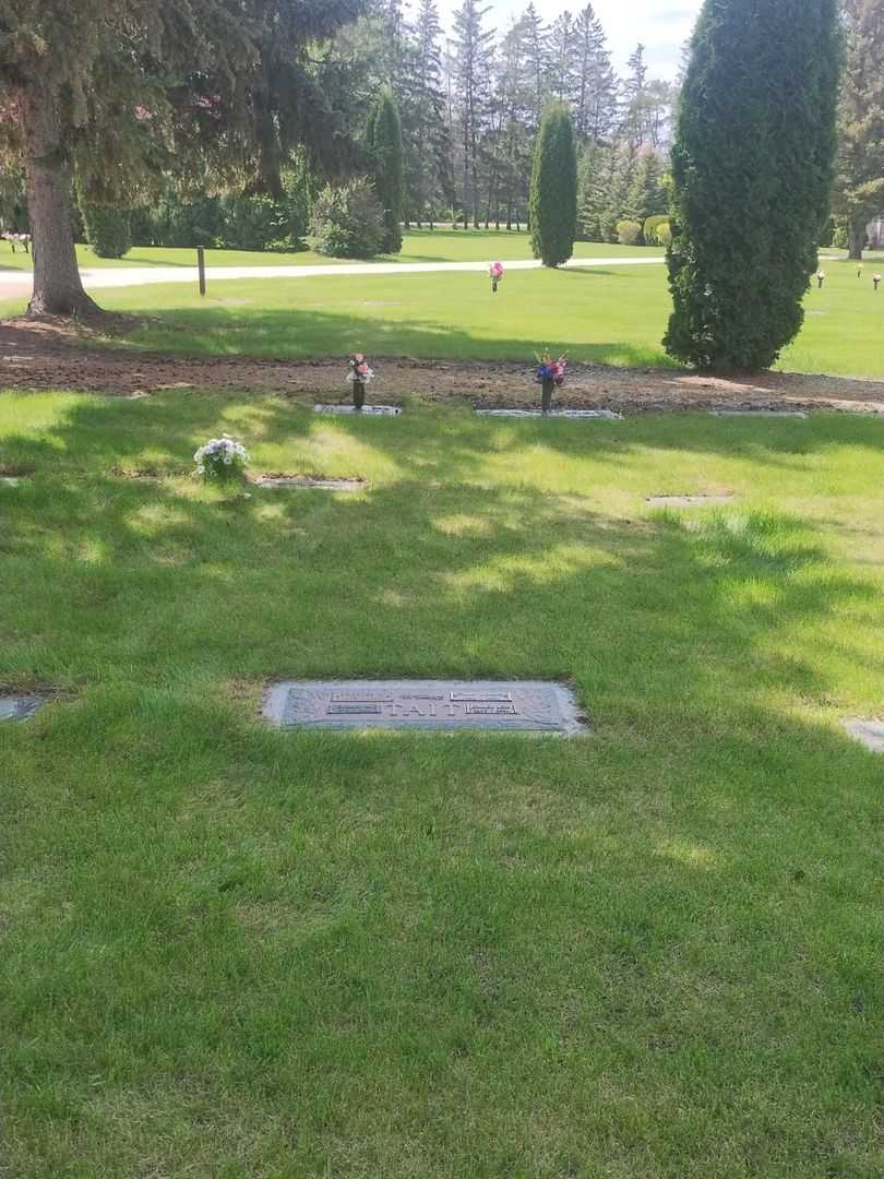 Chas. Lorne Tait's grave. Photo 2