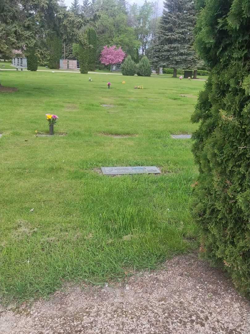 Pearl MacVicar's grave. Photo 2