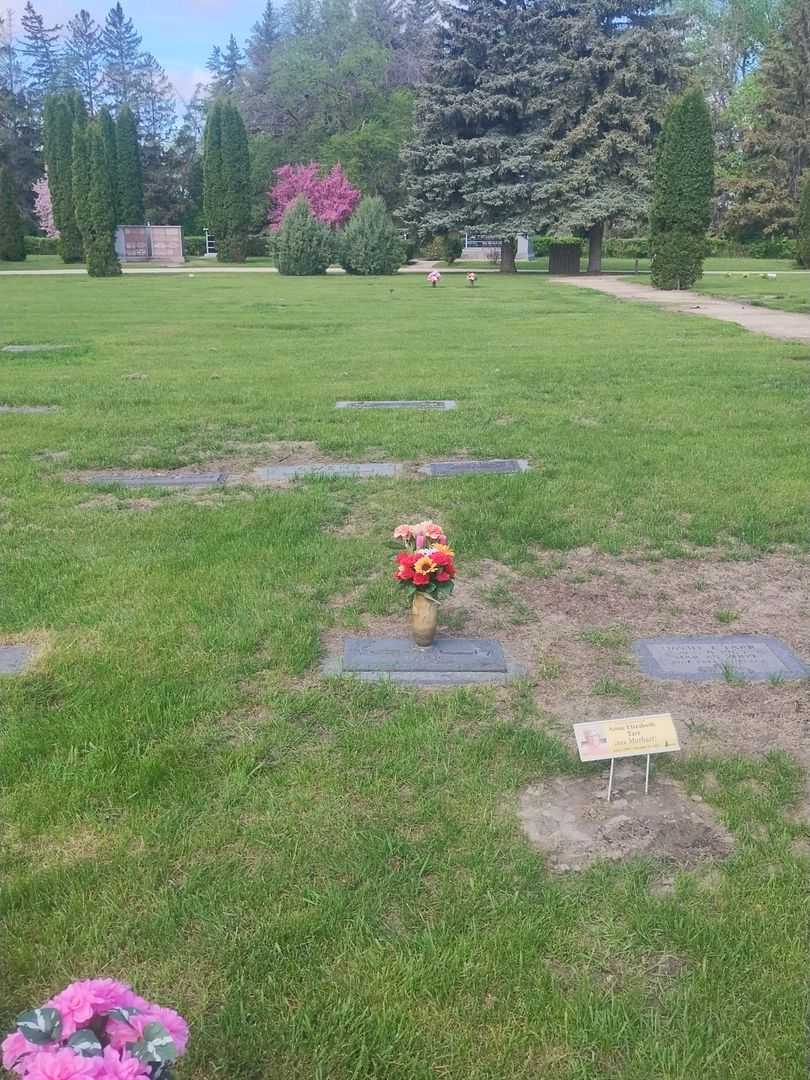 Robert W. Tarr's grave. Photo 2