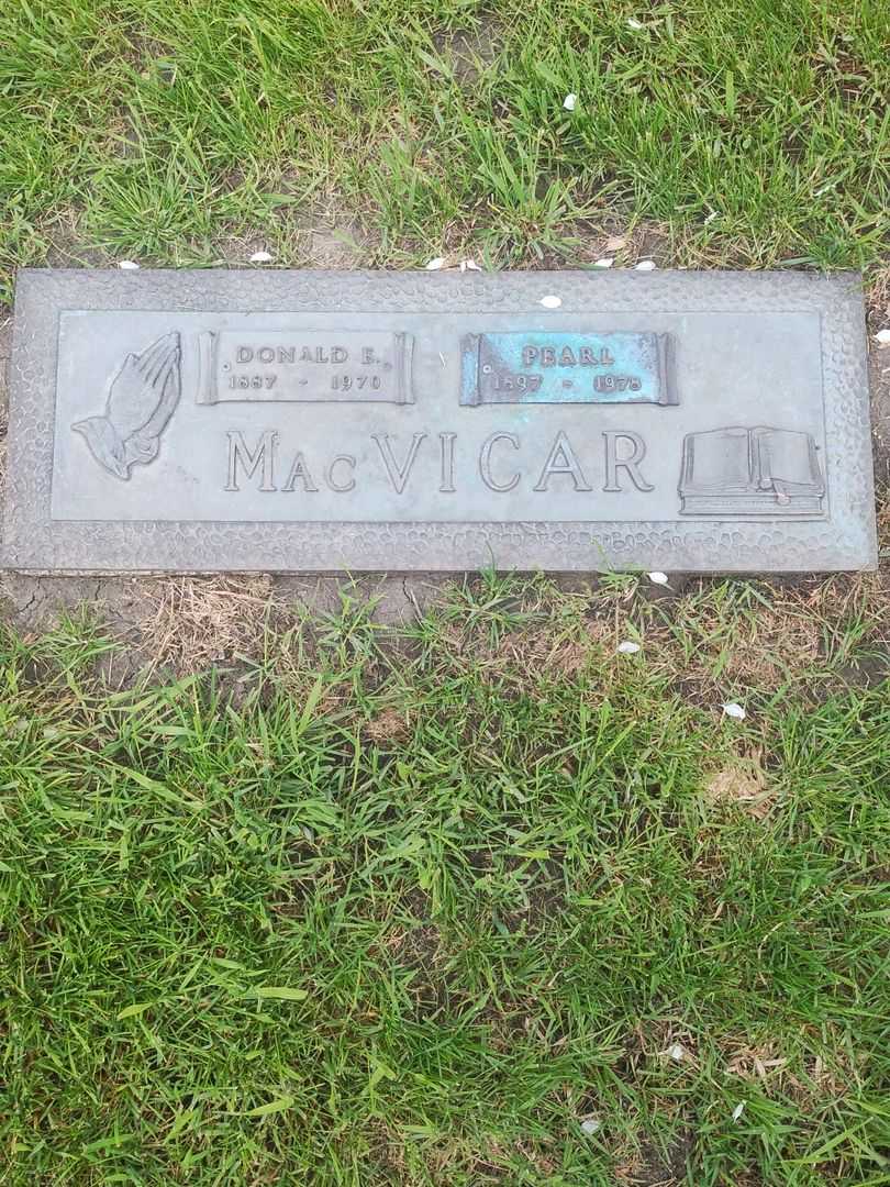 Pearl MacVicar's grave. Photo 1