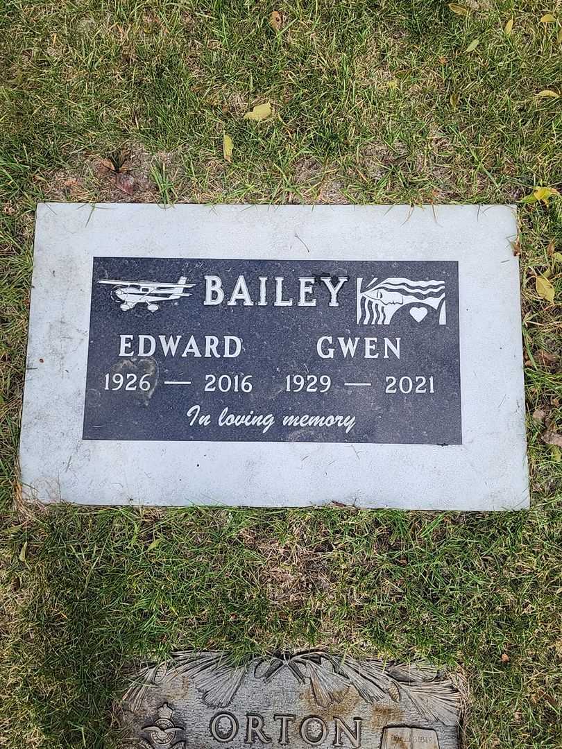 Gwen Bailey's grave. Photo 1