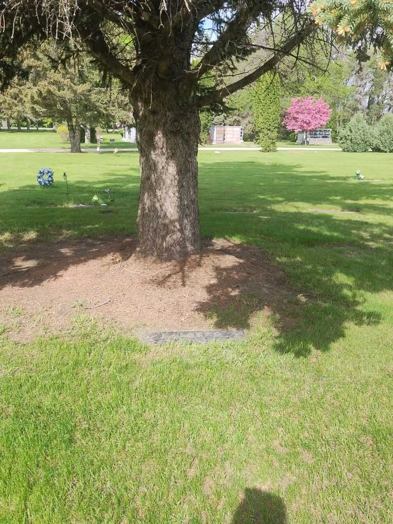 Eleanor Kalberg's grave. Photo 2