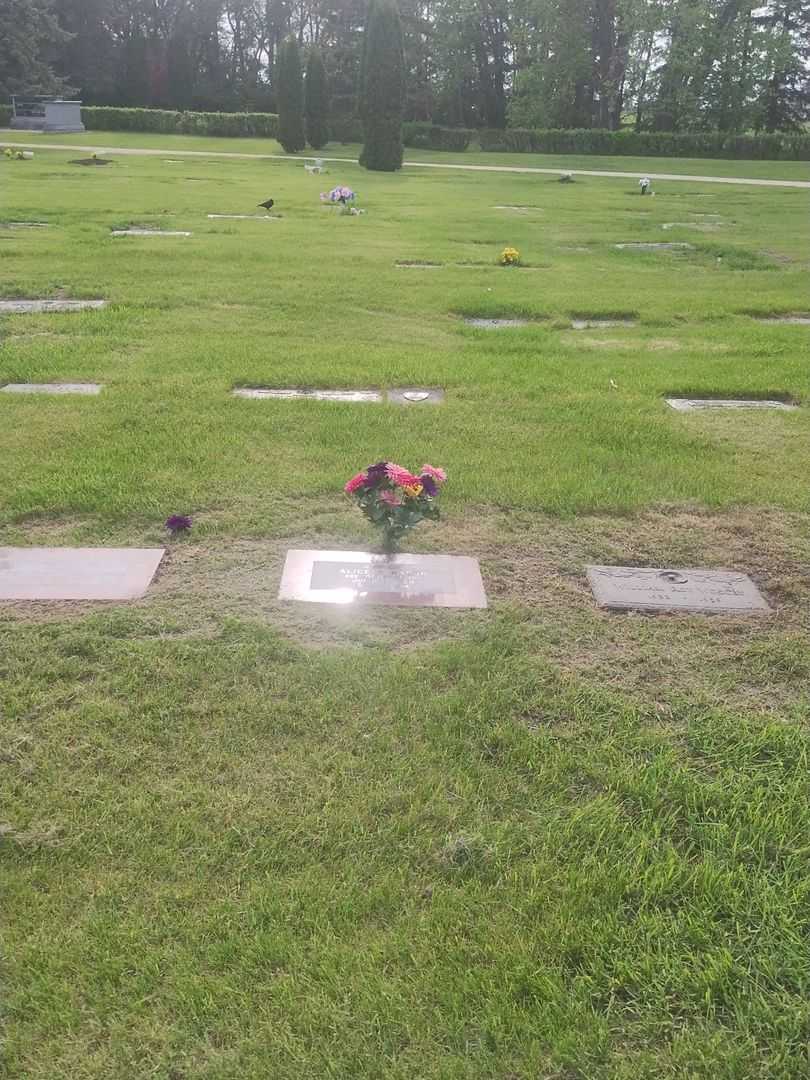 Alice S. Onufreiciuc Nadon's grave. Photo 2