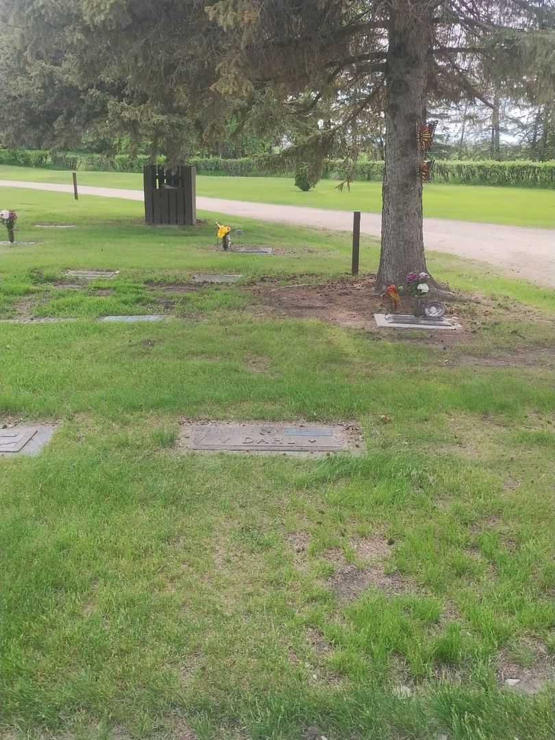 Helen J. Dahl's grave. Photo 2