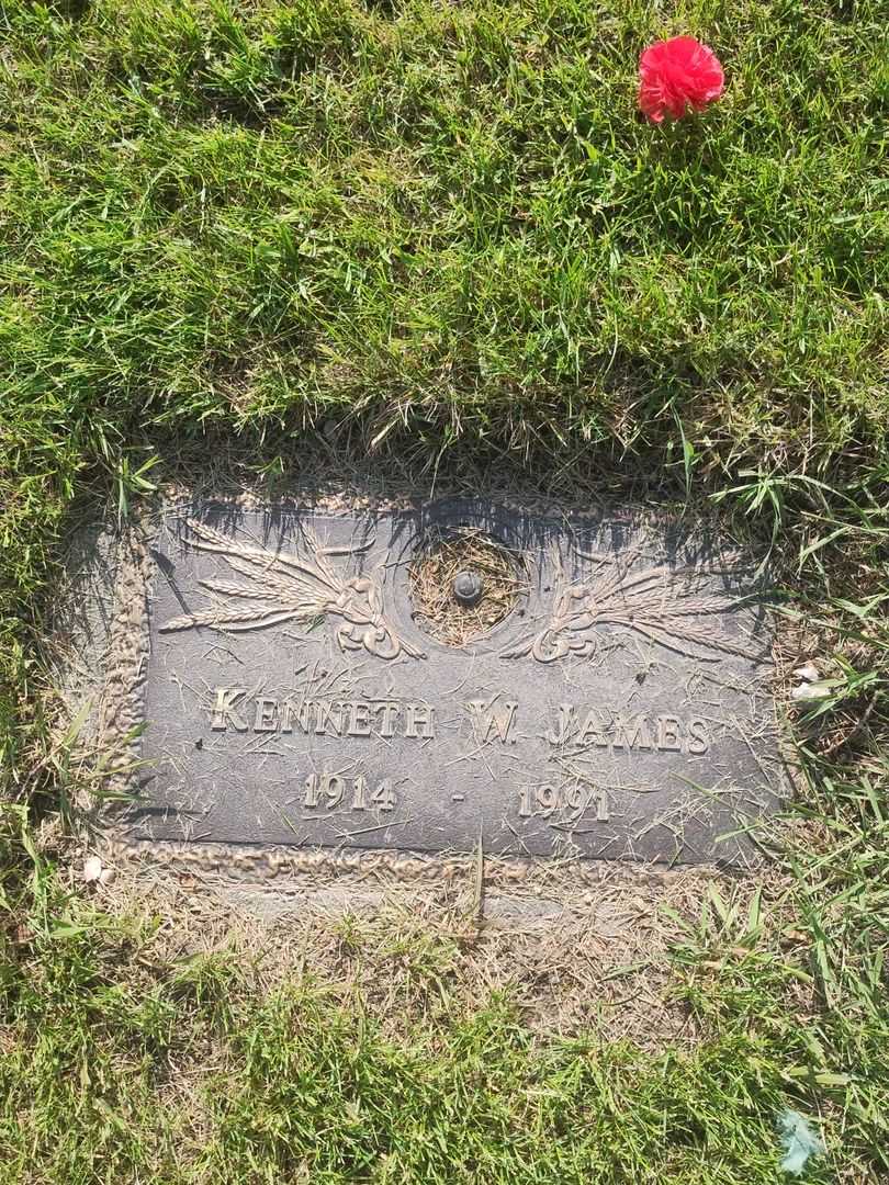 Kenneth Wilson James's grave. Photo 1