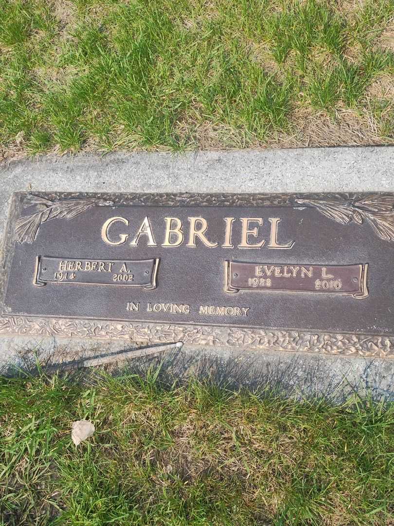 Evelyn L. Gabriel's grave. Photo 1