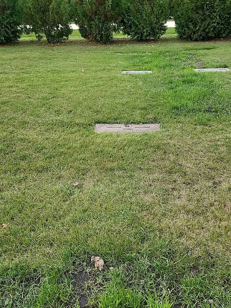 Henry J. Lamoureux's grave. Photo 2