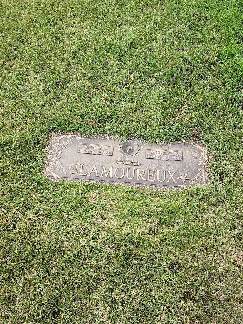 Henry J. Lamoureux's grave. Photo 1