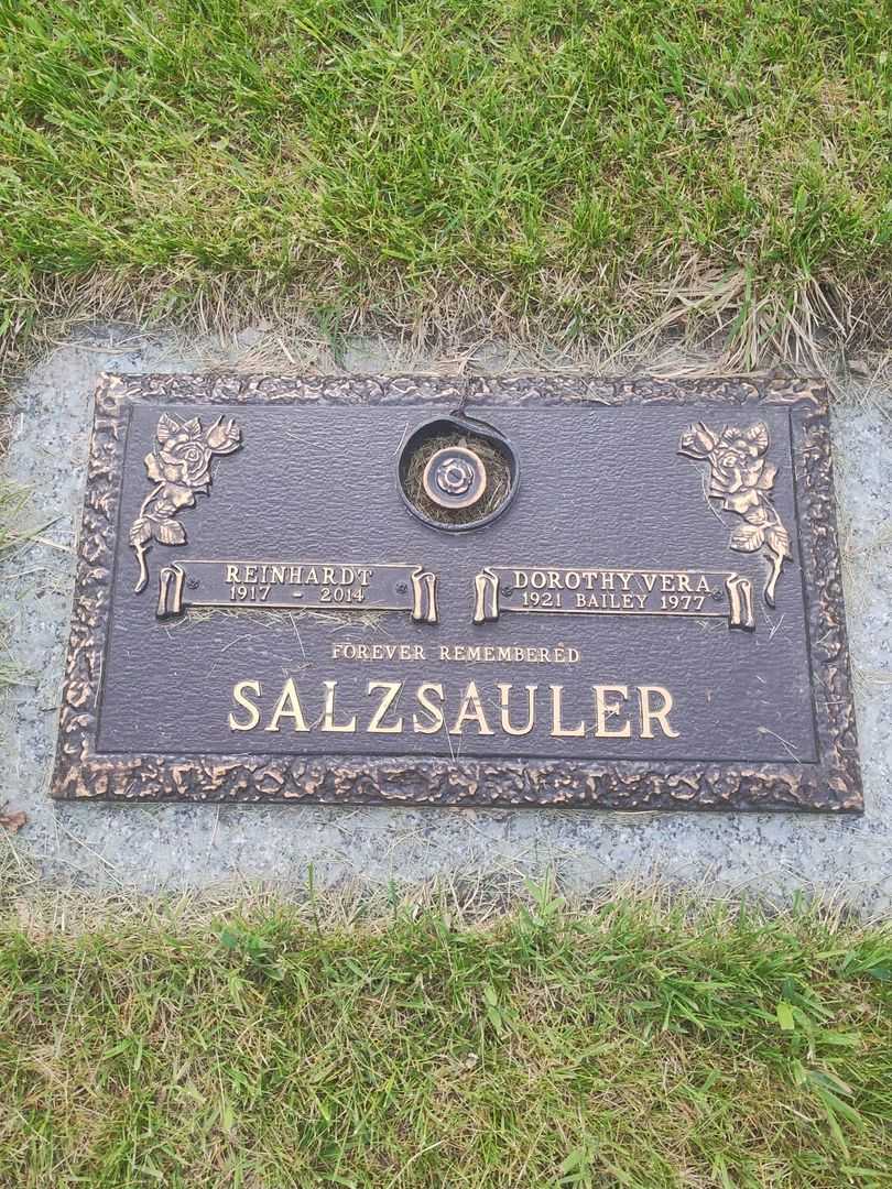 Dorothy Vera Bailey Salzsauler's grave. Photo 1