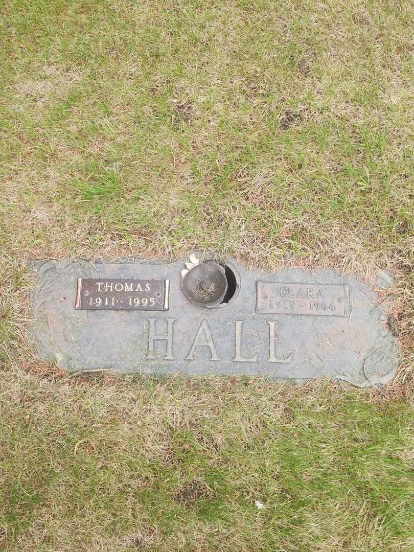 Clara Hall's grave. Photo 1