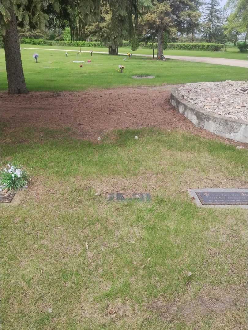 Sue Jing "Jimmy" Yee's grave. Photo 2