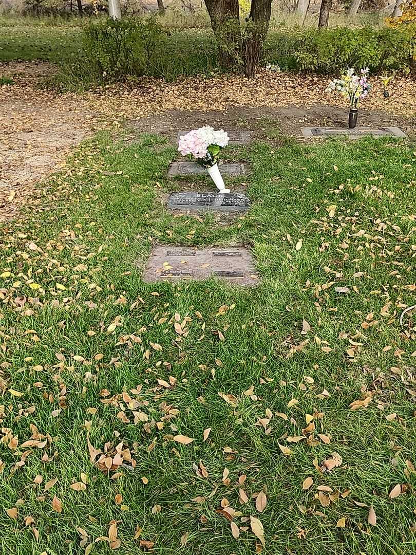 S. E. "Betty" Taylor's grave. Photo 2