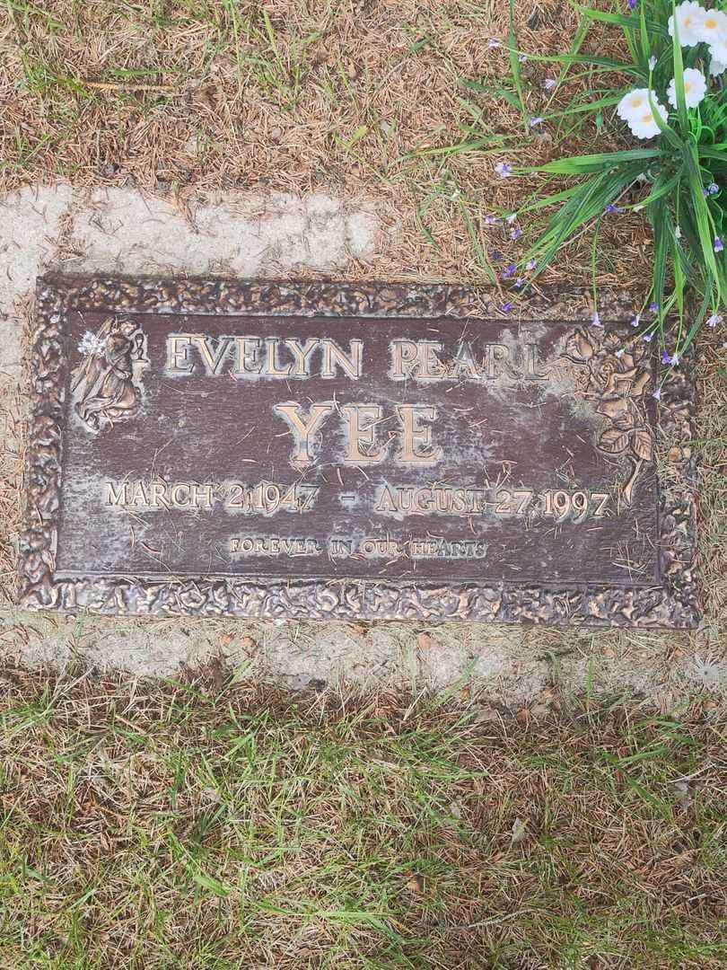 Evelyn Pearl Yee's grave. Photo 1