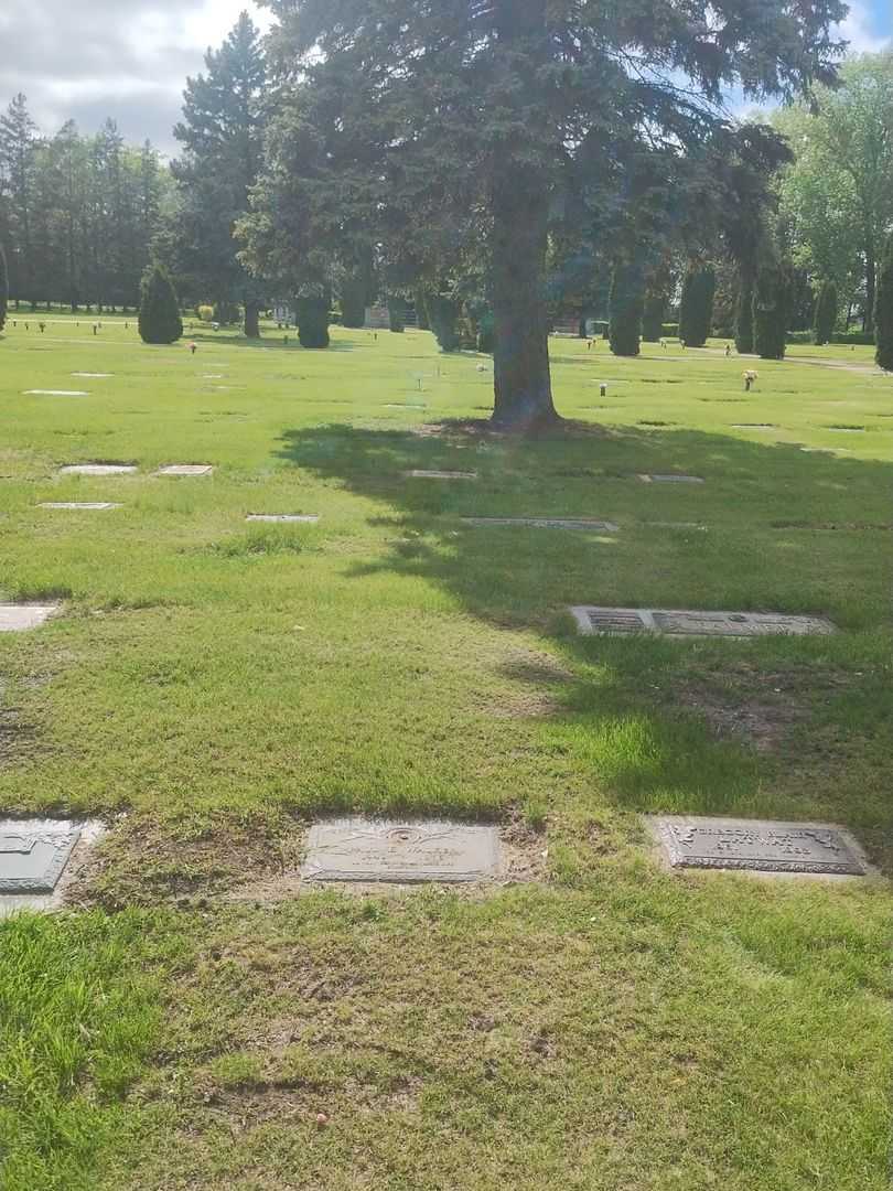 Paul E. Walker's grave. Photo 2