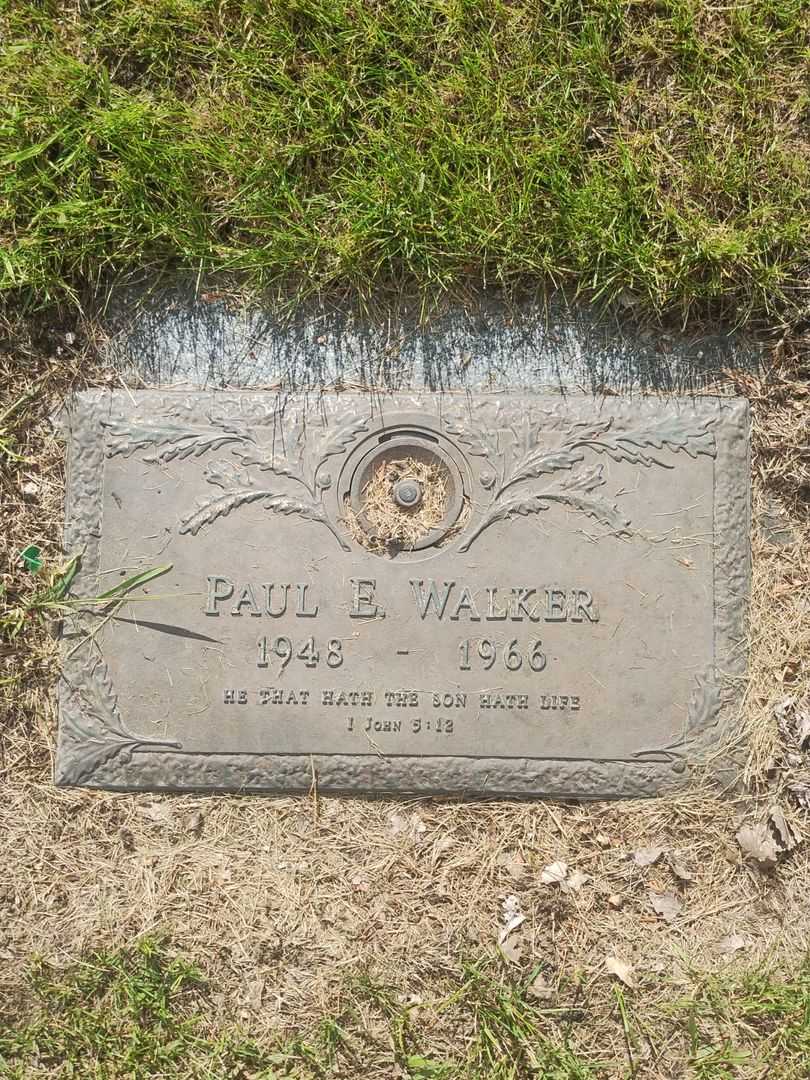 Paul E. Walker's grave. Photo 1