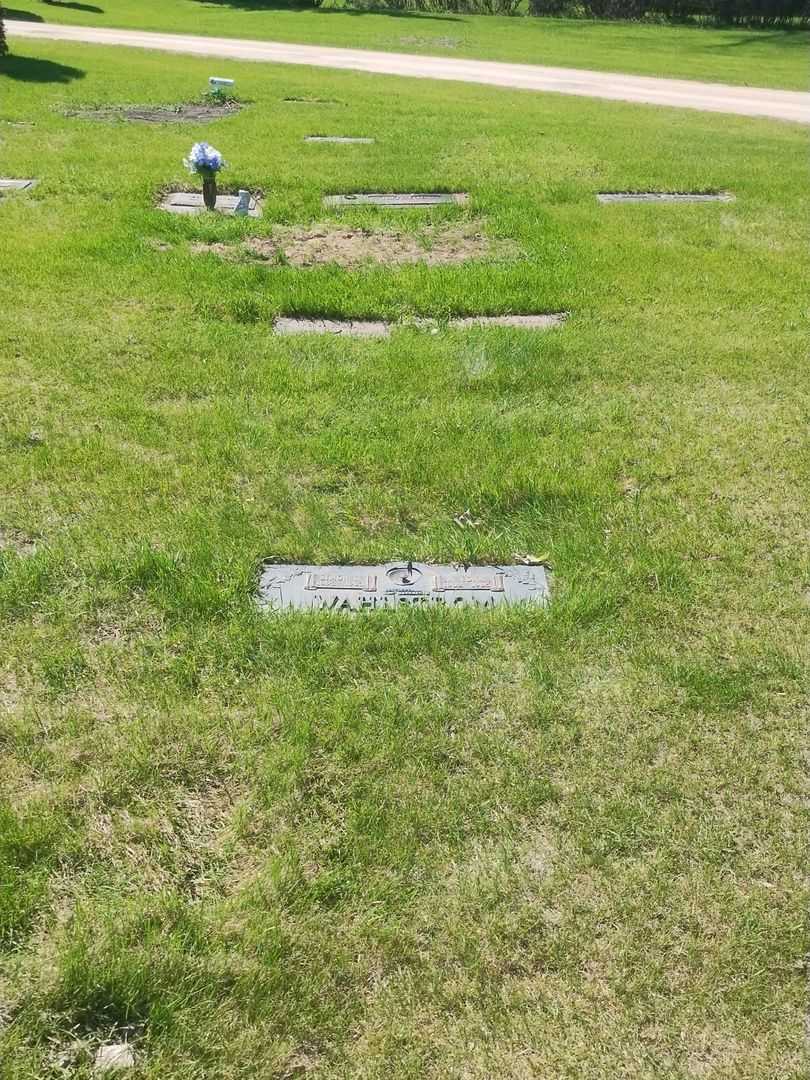 Mary Edna Wahlstrom's grave. Photo 2