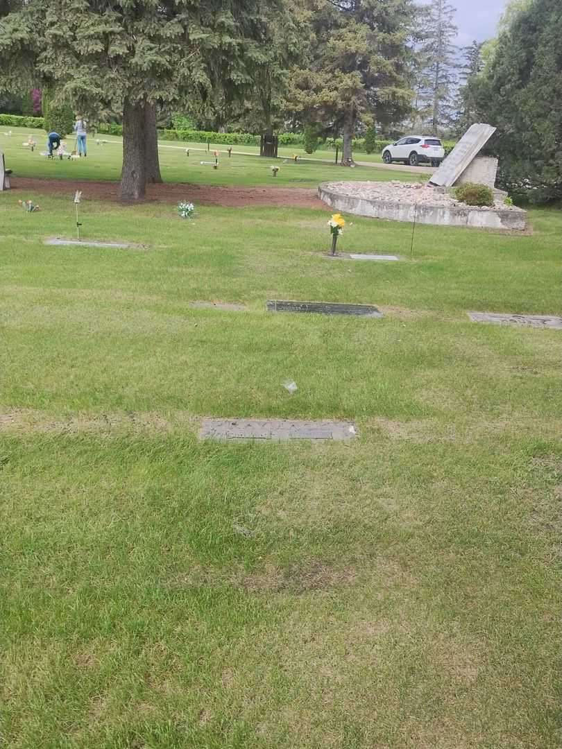 Mabel Mae Raymack's grave. Photo 2