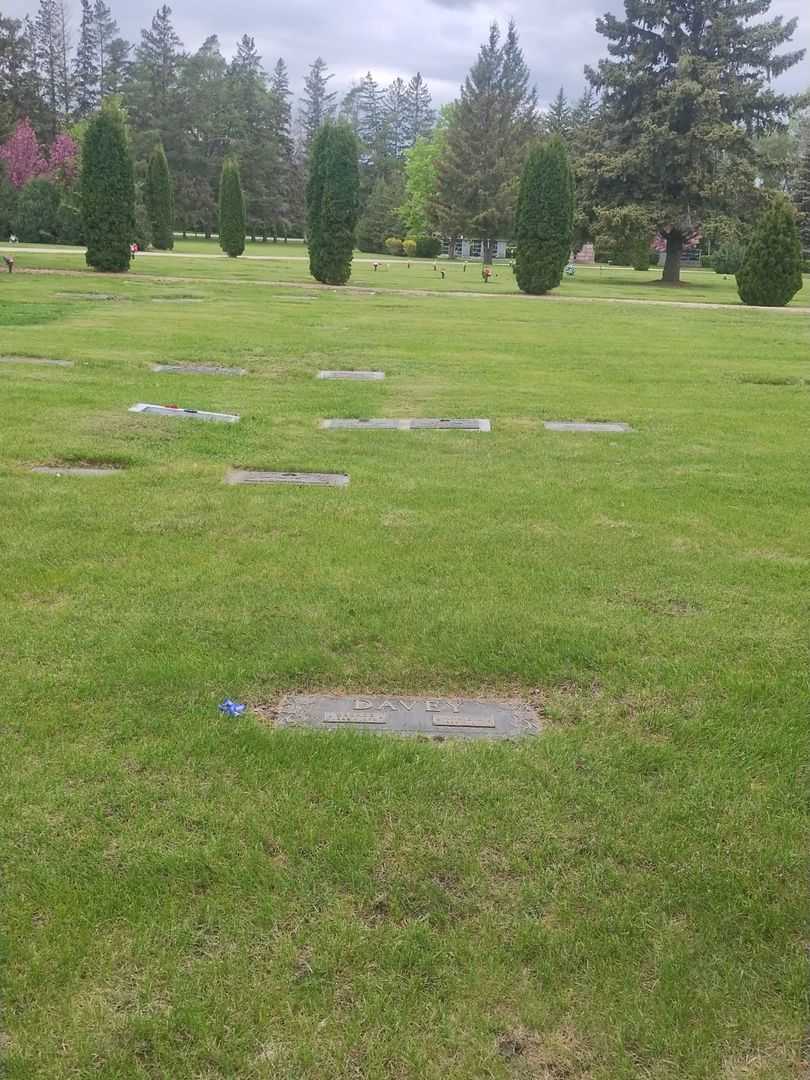 Annie E. Davey's grave. Photo 2