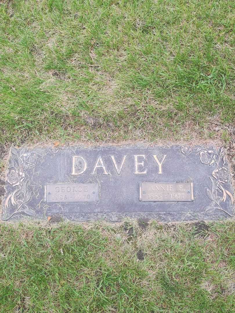 Annie E. Davey's grave. Photo 1